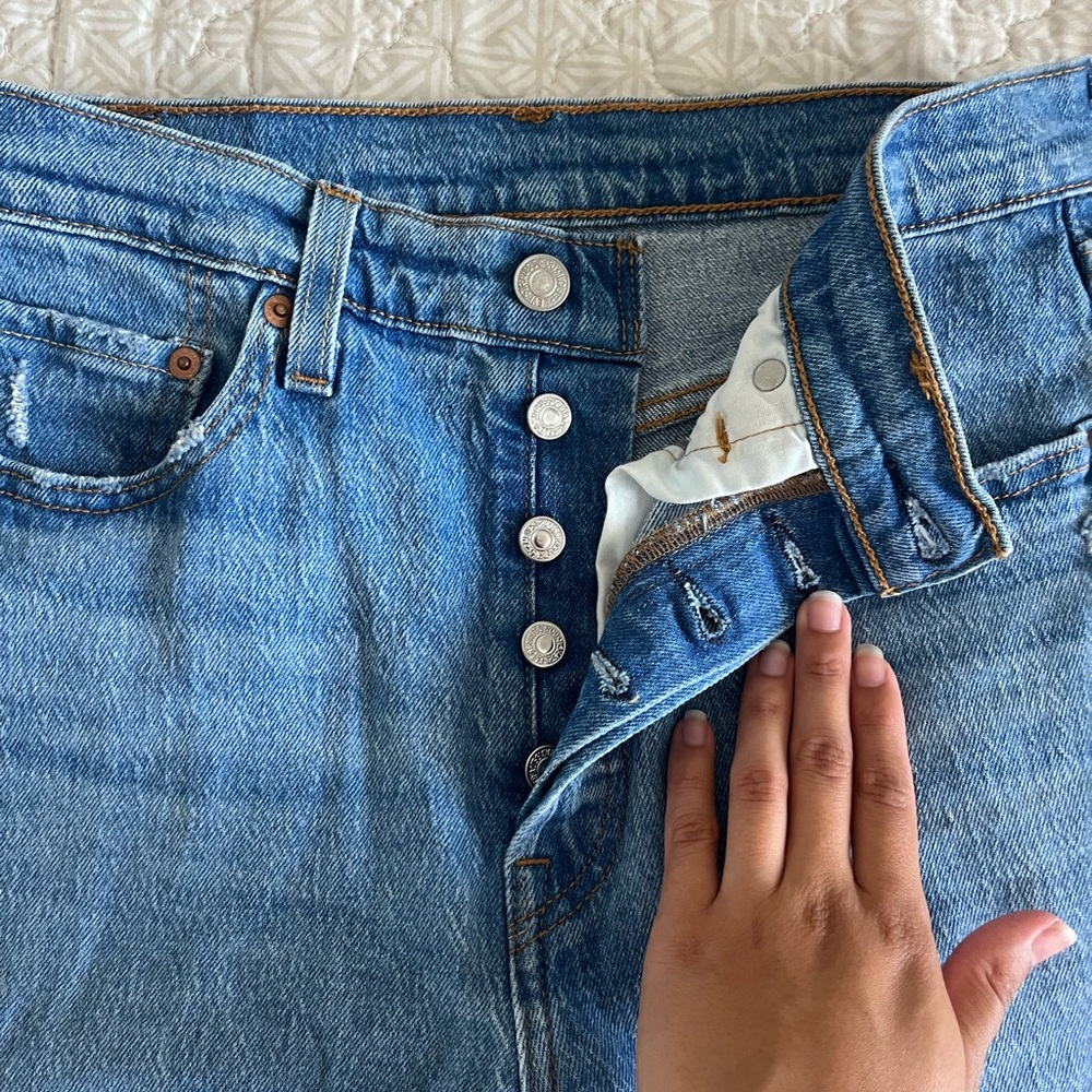 Blue Ripped Levi Jeans - Picture 3 of 5